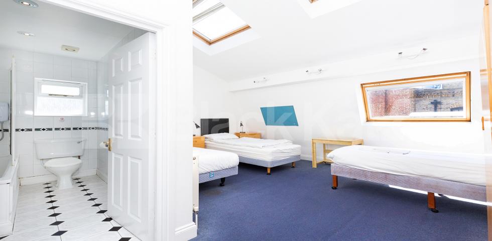 			WAREHOUSE CONVERSION, 3 Bedroom, 1 bath, 1 reception Apartment			 Crawford Passage EC1R, FARRINGDON / CLARKENWELL